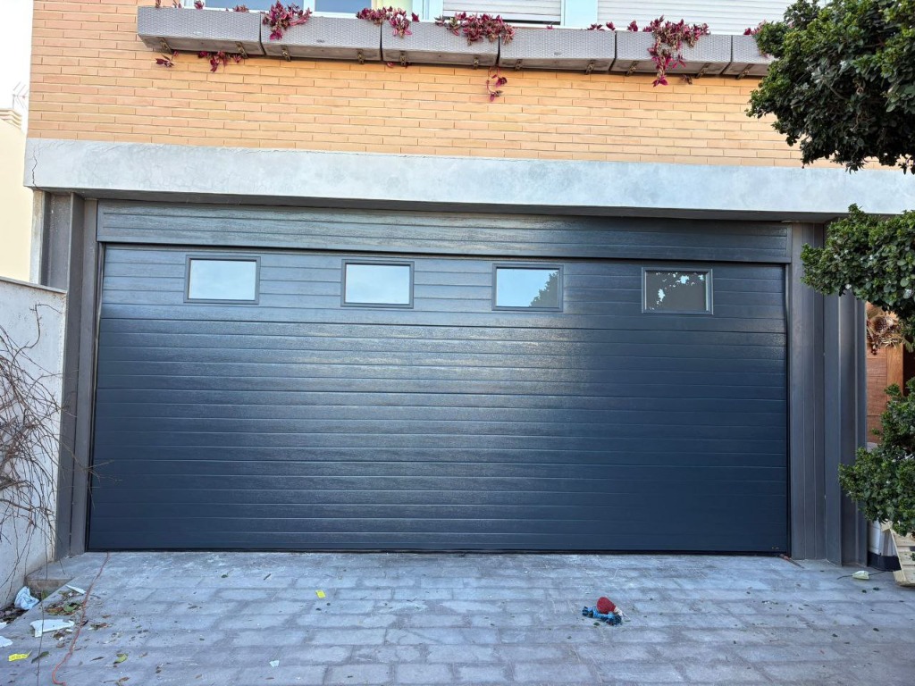 Puerta seccional instalada